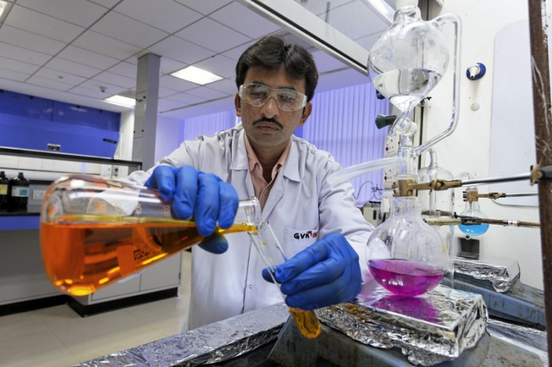 新闻人士称，，“十三五”已将医疗信息化、、、高性能医疗器械、、、生物医药确定为重点