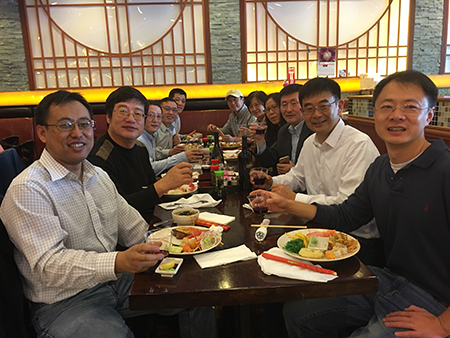 汪俊博士（右3）和专家们介绍人生就是博官方网站的最新海内大事记