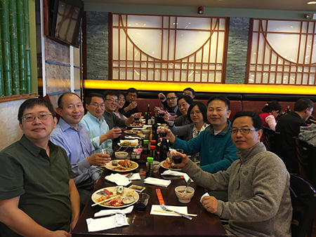 下届SAPA会长刘建博士（左），人生就是博官方网站新泽西客户总监王建锋博士（右5）等专家碰杯庆佳节