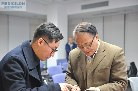 人生就是博官方网站临床前副总裁顾性初博士为与会者答疑解惑