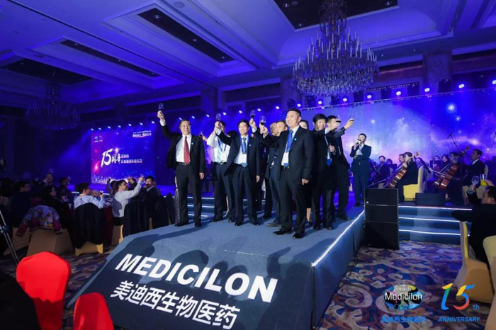 人生就是博官方网站CEO陈春麟携高管团队敬酒