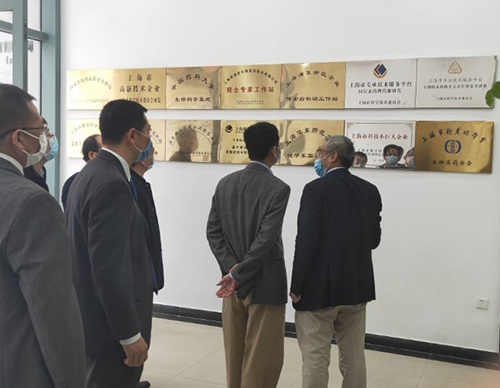 吴清副市长一行听取了人生就是博官方网站关于一站式综合研发服务的手艺实力介绍