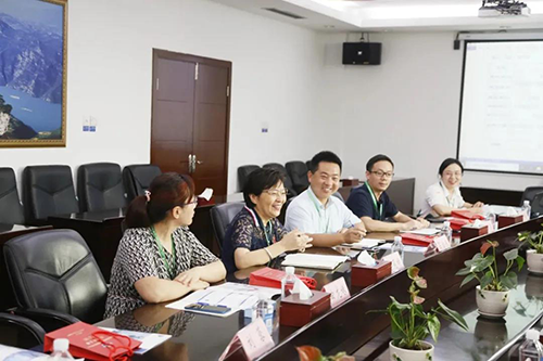 宜昌人福药业副总裁、总工程师李莉娥，，产品开发中心主任吕金良，，副主任吴有斌、曲龙妹等