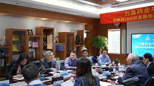 人生就是博官方网站首创人&CEO陈春麟博士、、、化学部与生物部高级副总裁任峰博士、、、药代动力学与生物剖析部副总裁辛保民博士、、、商务开展部副总裁蔡金娜博士等出席签约仪式！！！！